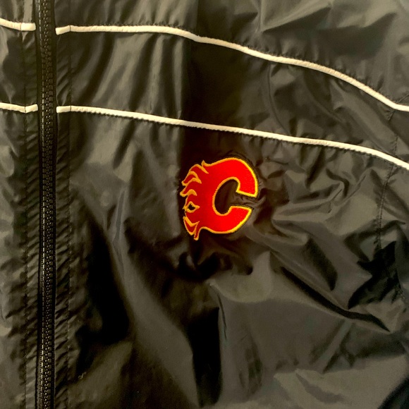 Calgary Flames Officially Licensed Nike Team Lightweight Jacket - Picture 3 of 11